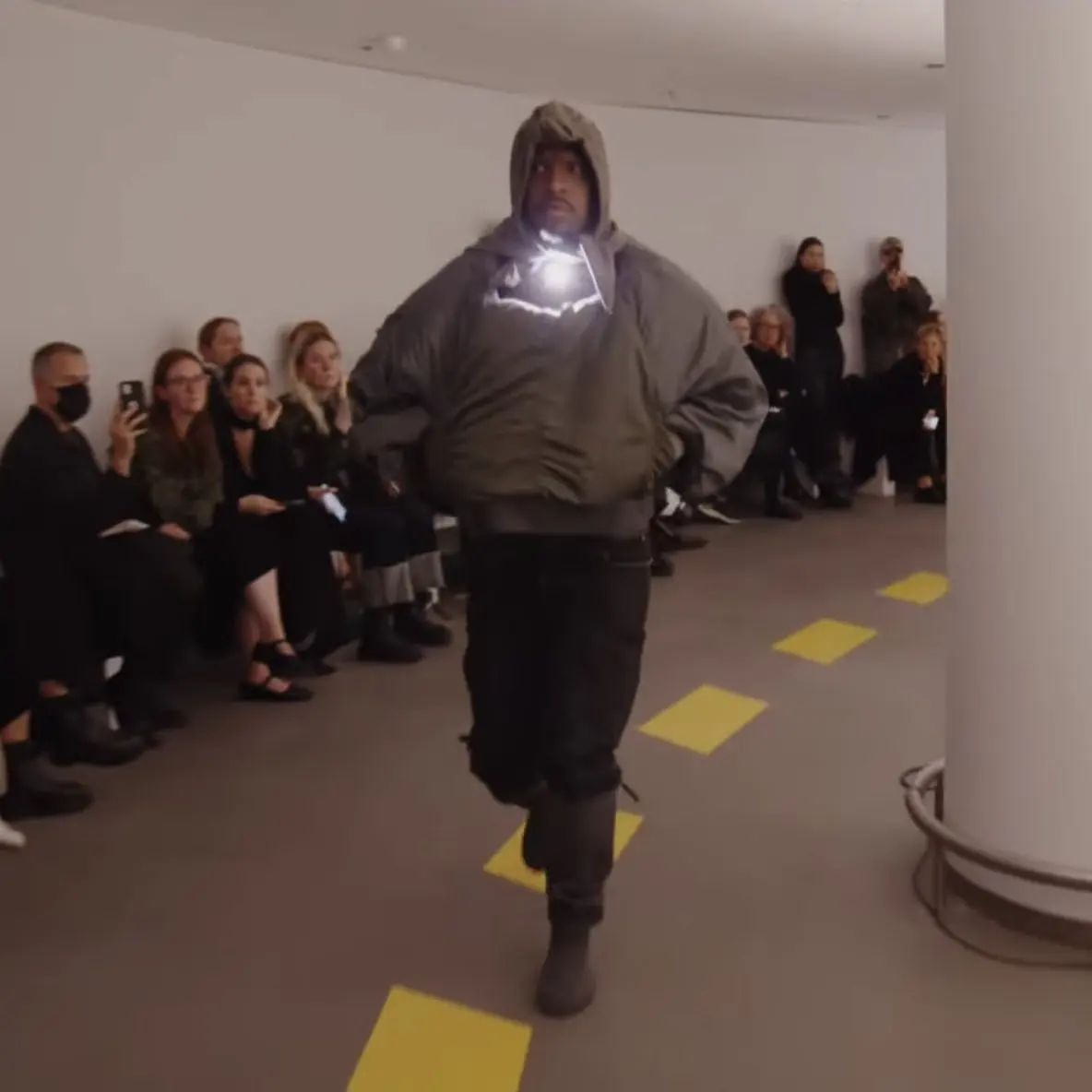 YEEZY SEASON 9 SHOW 스캐치