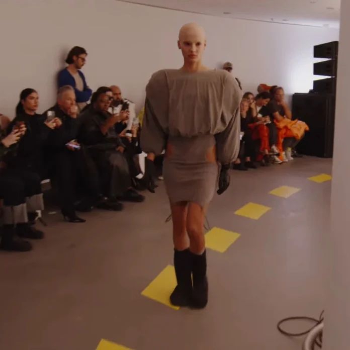 YEEZY SEASON 9 SHOW 스캐치