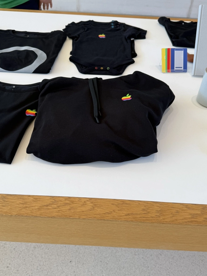 애플 파크 WWDC 한정 무지개 로고 후디 & 티셔츠 출시