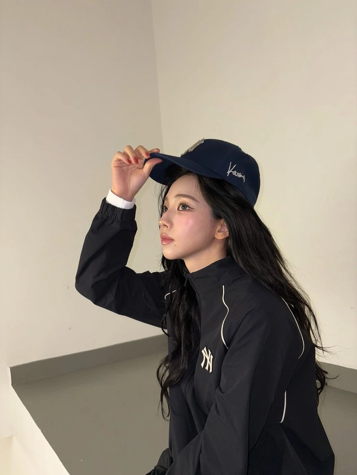 카리나 x MLB 협업 암시, ‘Karina’ 자수 디테일 모자 공개