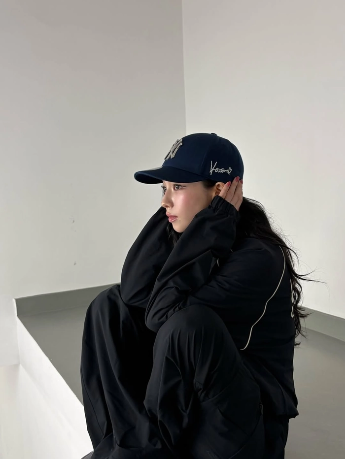 카리나 x MLB 협업 암시, ‘Karina’ 자수 디테일 모자 공개