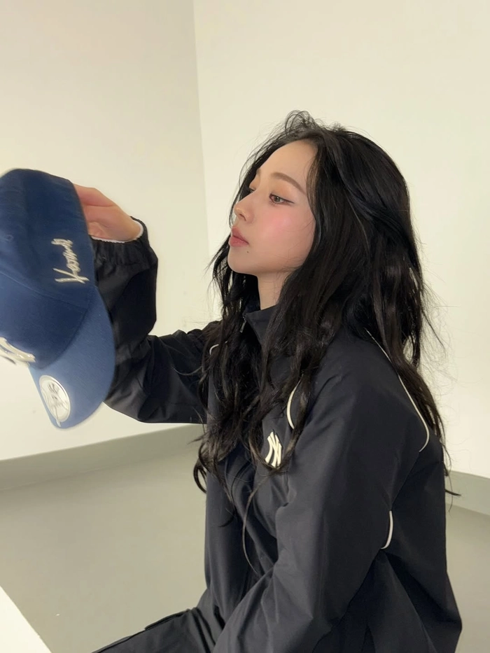 카리나 x MLB 협업 암시, ‘Karina’ 자수 디테일 모자 공개