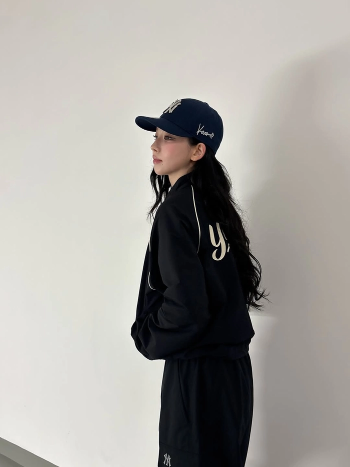 카리나 x MLB 협업 암시, ‘Karina’ 자수 디테일 모자 공개