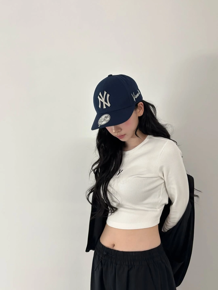 카리나 x MLB 협업 암시, ‘Karina’ 자수 디테일 모자 공개