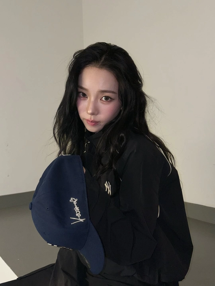 카리나 x MLB 협업 암시, ‘Karina’ 자수 디테일 모자 공개
