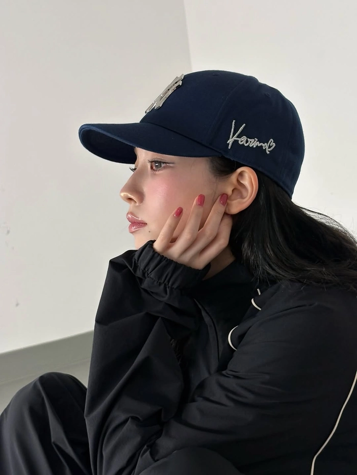 카리나 x MLB 협업 암시, ‘Karina’ 자수 디테일 모자 공개