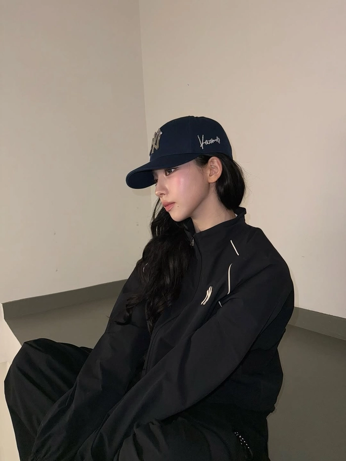 카리나 x MLB 협업 암시, ‘Karina’ 자수 디테일 모자 공개
