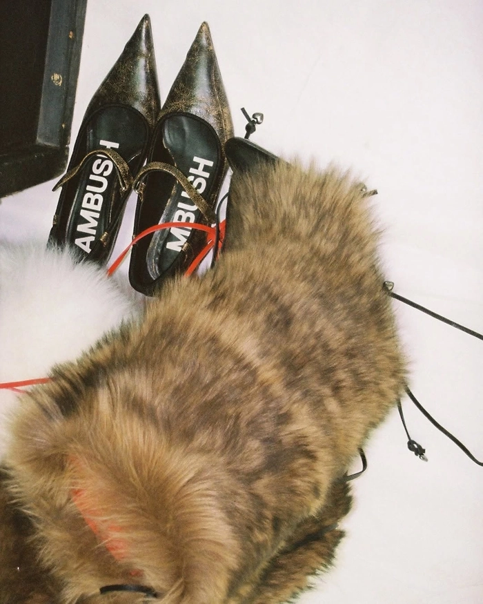 UGG x AMBUSH 2차 협업, 시부야에서 온 힐과 부츠