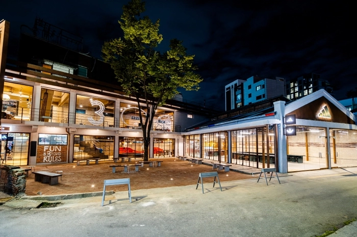 성수동에 문을 연 아디다스의 새로운 커뮤니티 카페