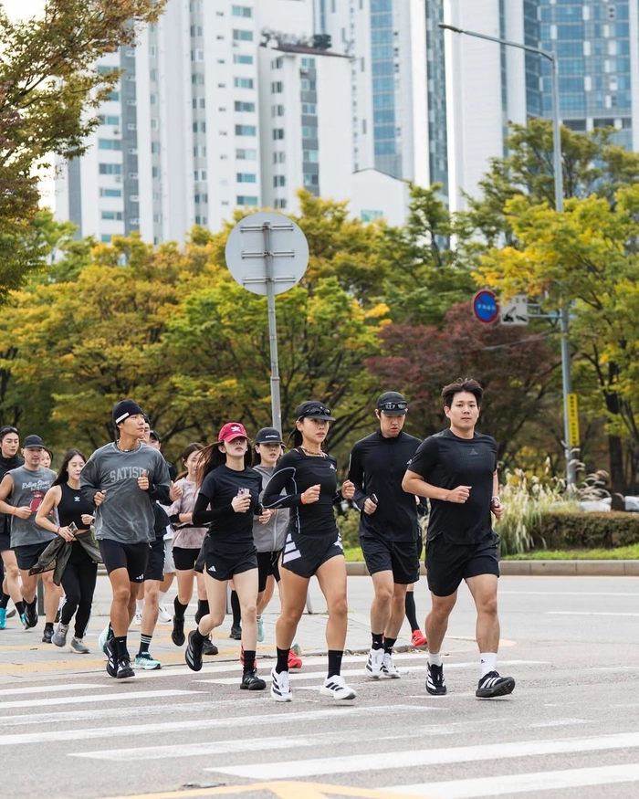 스포츠와 문화가 만나는 성수, 아디다스 카페 3 스트라이프스 서울 오픈