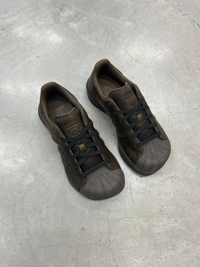 아바바브 x 아디다스, 홀리데이 2025 슈퍼스타·메가라이드 재해석