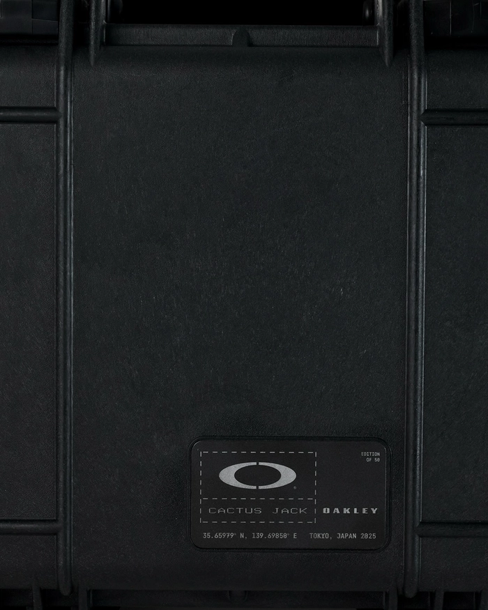 트래비스 스캇 x 오클리 줄리엣 한정 시리얼 협업 공개