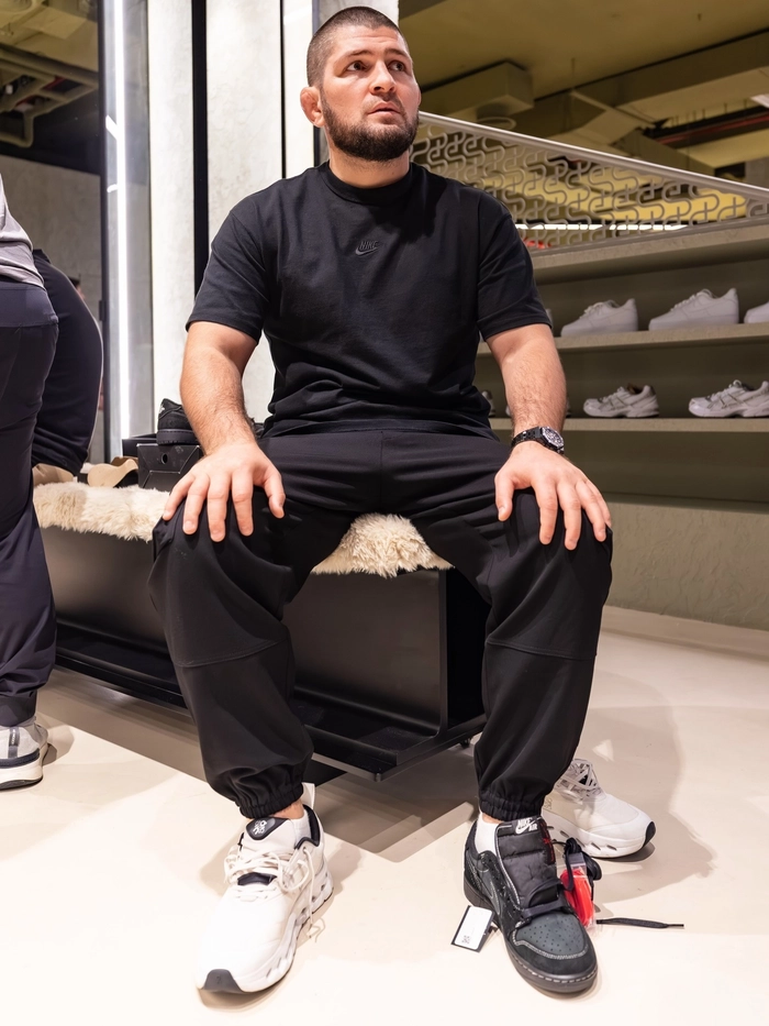 하빕 누르마고메도프 스니커 스토어 오픈