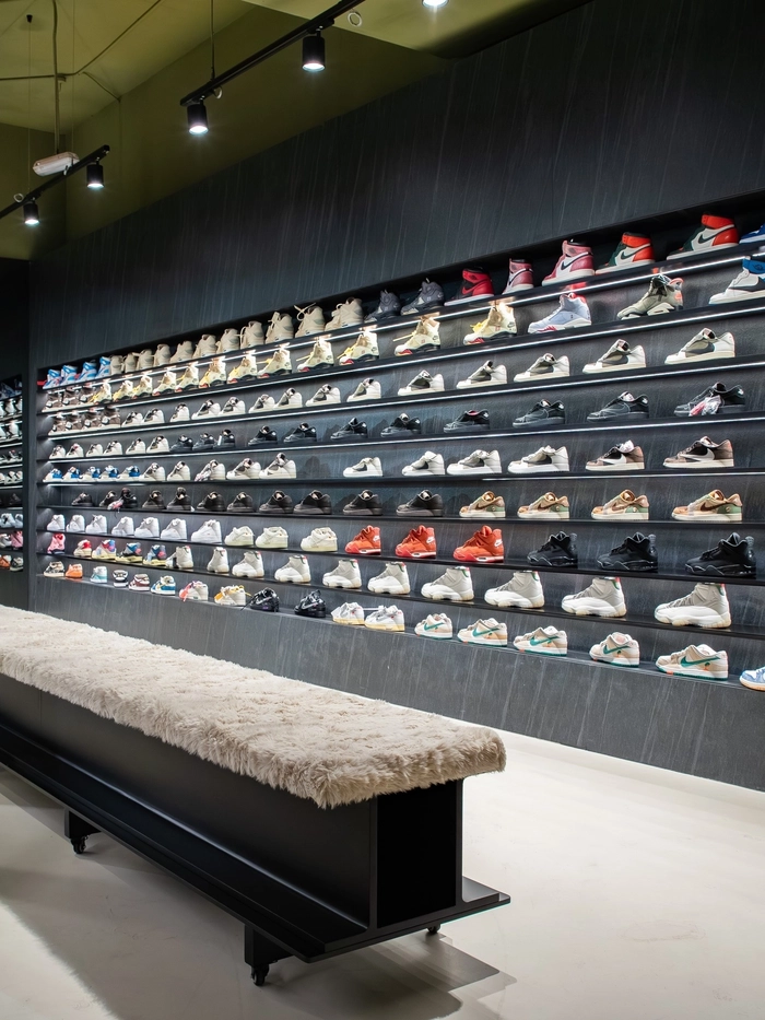 하빕 누르마고메도프 스니커 스토어 오픈