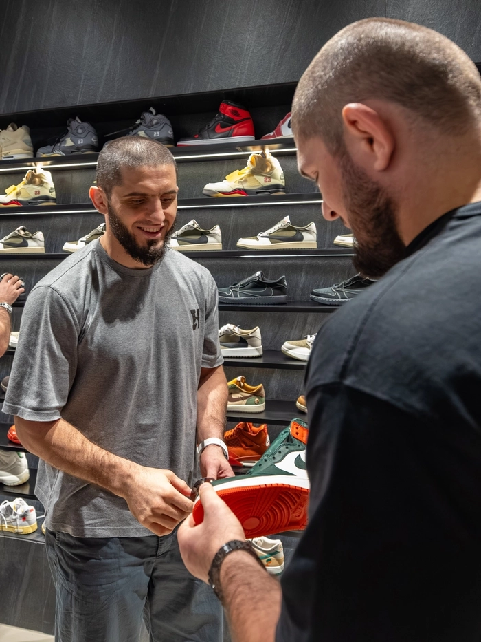 하빕 누르마고메도프 스니커 스토어 오픈