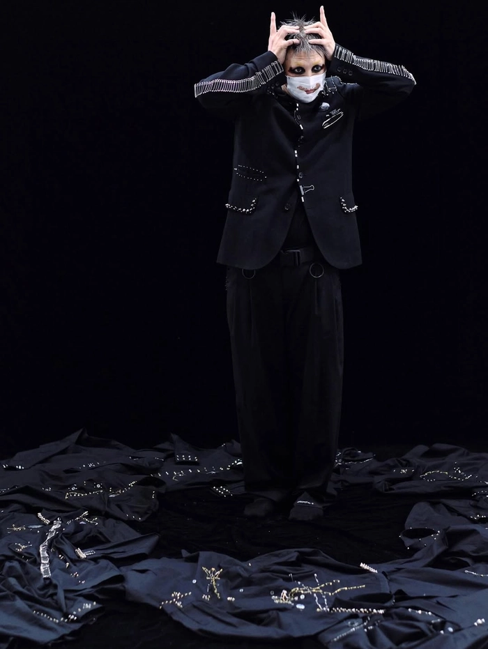 바조우 × 꼼데가르송 트레이딩 뮤지엄 ‘일루미네이션’ 협업 공개