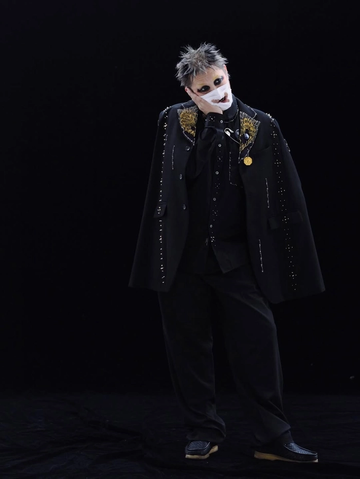 바조우 × 꼼데가르송 트레이딩 뮤지엄 ‘일루미네이션’ 협업 공개