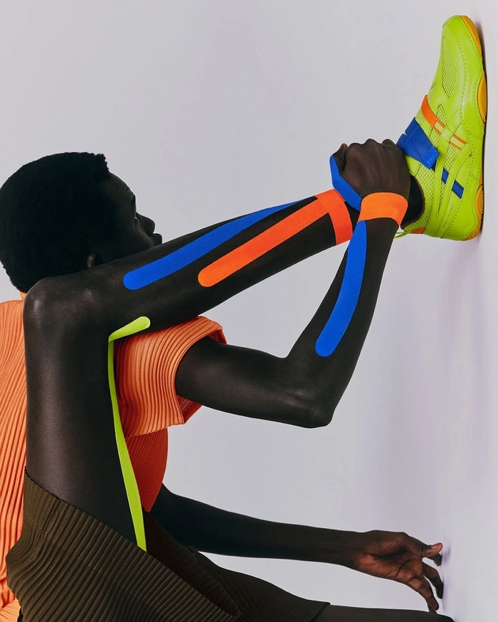 이세이 미야케 풋, 아식스 협업 하이퍼 테이핑 첫 공개