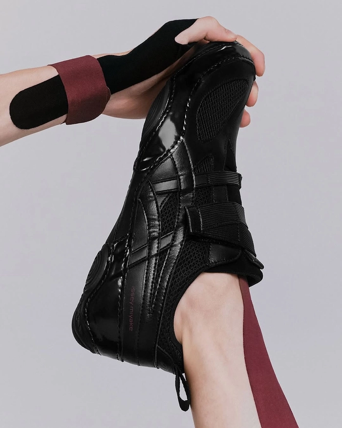 이세이 미야케 풋, 아식스 협업 하이퍼 테이핑 첫 공개