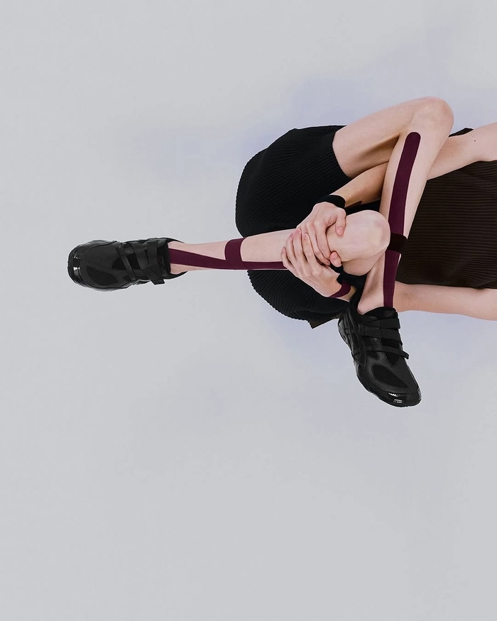 이세이 미야케 풋, 아식스 협업 하이퍼 테이핑 첫 공개