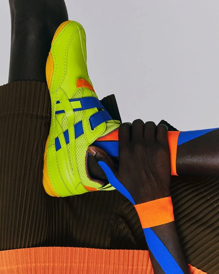 이세이 미야케 풋, 아식스 협업 하이퍼 테이핑 첫 공개