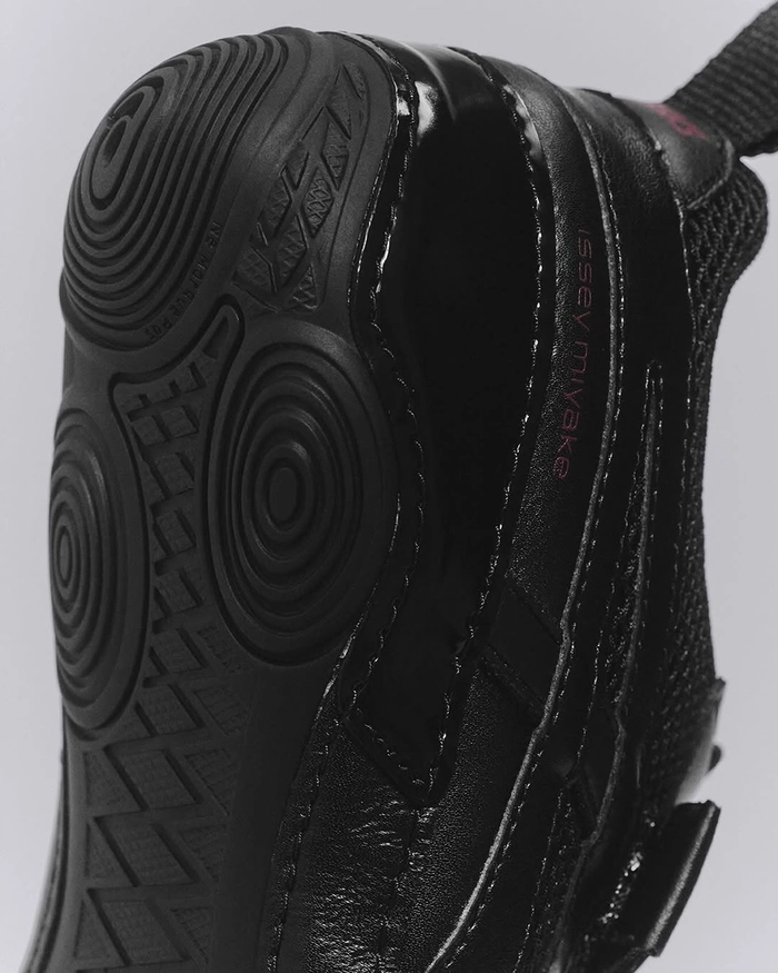 이세이 미야케 풋, 아식스 협업 하이퍼 테이핑 첫 공개