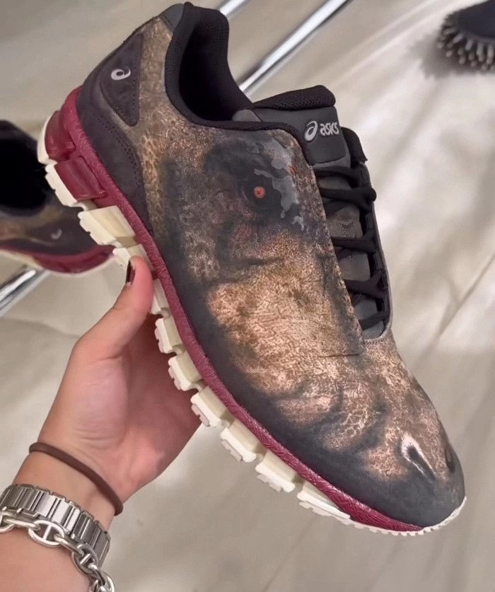 더블렛 x 아식스 공룡 스니커즈 출시