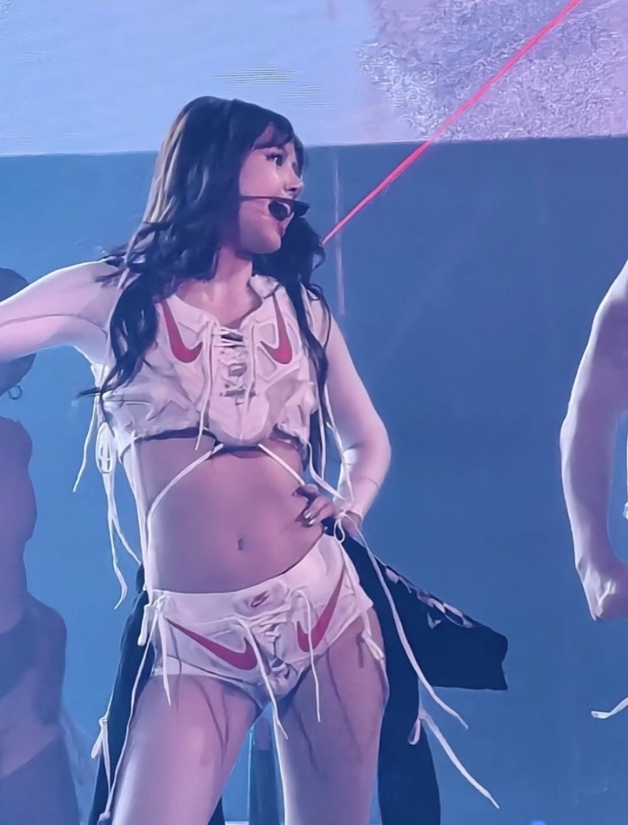 리사, 나이키 파트너십 발표 후 홍콩서 첫 커스텀 룩 공개