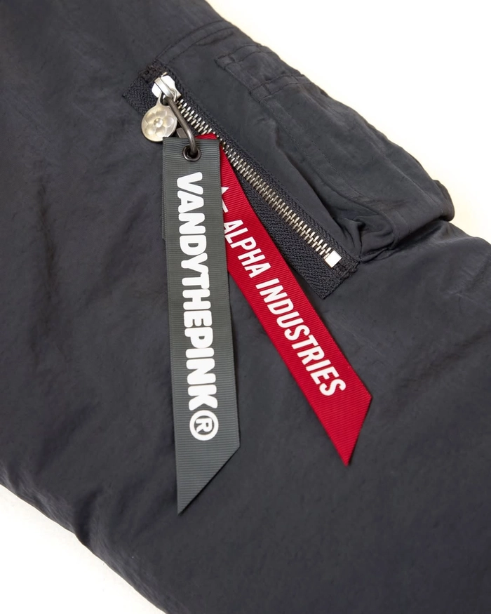 반디더핑크와 알파 인더스트리의 SS26 협업 컬렉션