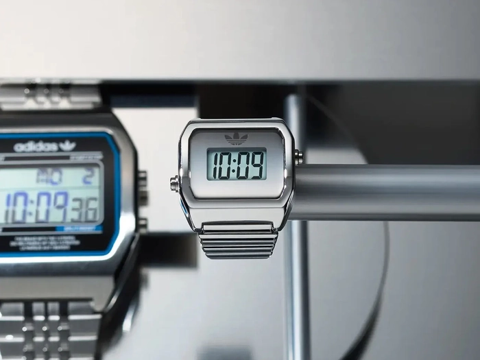 아디다스 디지털 투 링 시계 출시