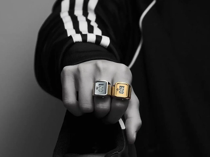 아디다스 디지털 투 링 시계 출시