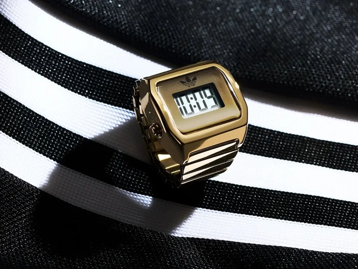 아디다스 디지털 투 링 시계 출시