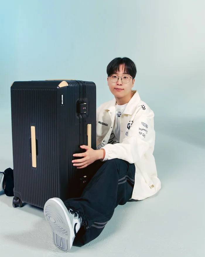 젠지 × 브라이튼 캐리어, 블랙·골드 웰턴 출시