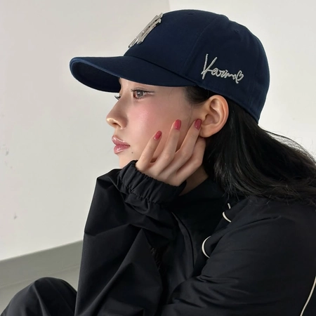 카리나 x MLB 협업 암시, ‘Karina’ 자수 디테일 모자 공개