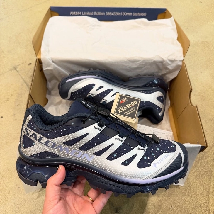 살로몬 x 아트모스 XT-4 고어텍스 ‘스타즈 콜라이드 II’ 12월 출시