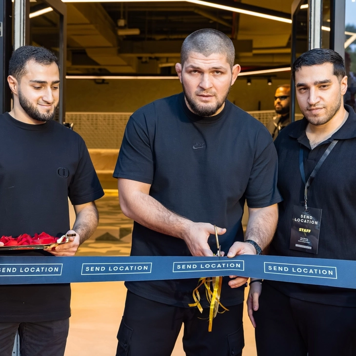 하빕 누르마고메도프 스니커 스토어 오픈