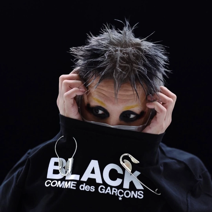 바조우 × 꼼데가르송 트레이딩 뮤지엄 ‘일루미네이션’ 협업 공개