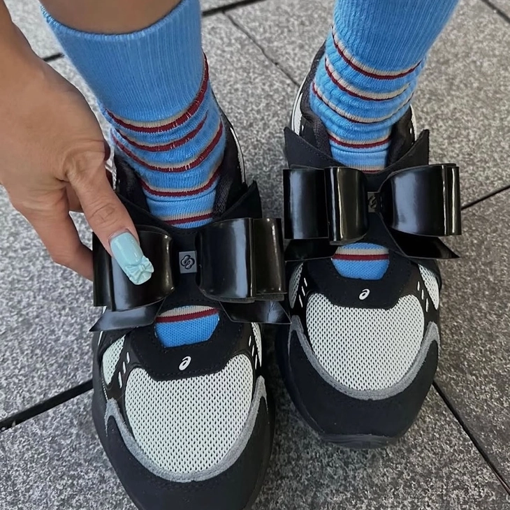 슈슈/통 x 아식스, 리본 디테일의 ‘겔 키네틱 플루언트’ 공개