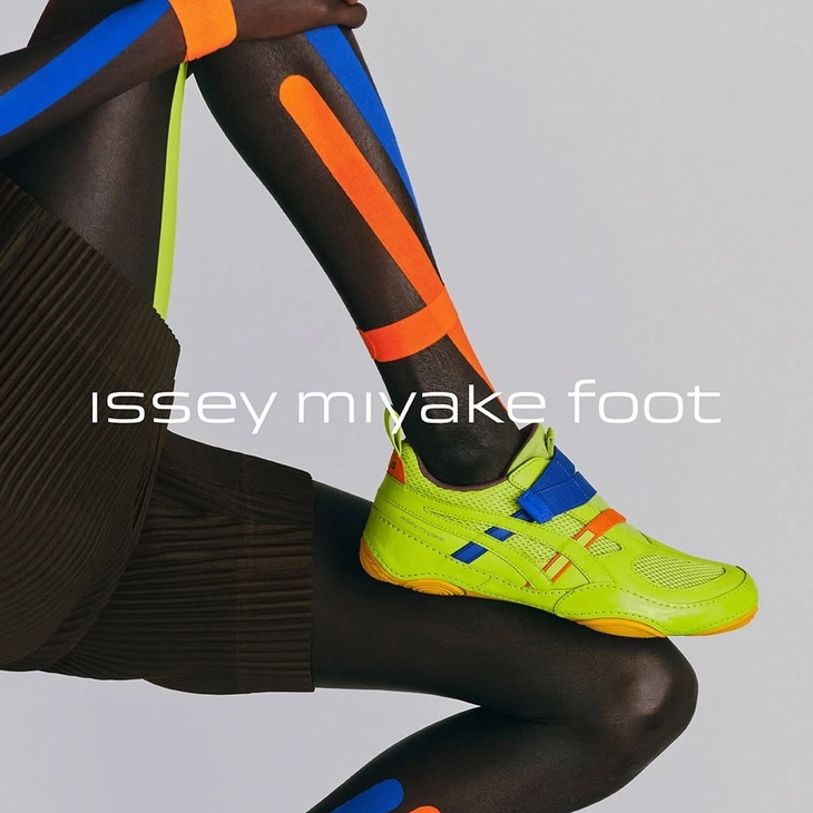 이세이 미야케 풋, 아식스 협업 하이퍼 테이핑 첫 공개