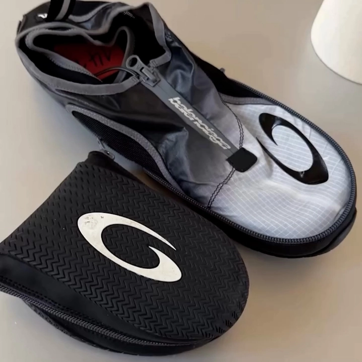 발렌시아가 주머니에 들어가는 접이식 포켓 슈즈 공개