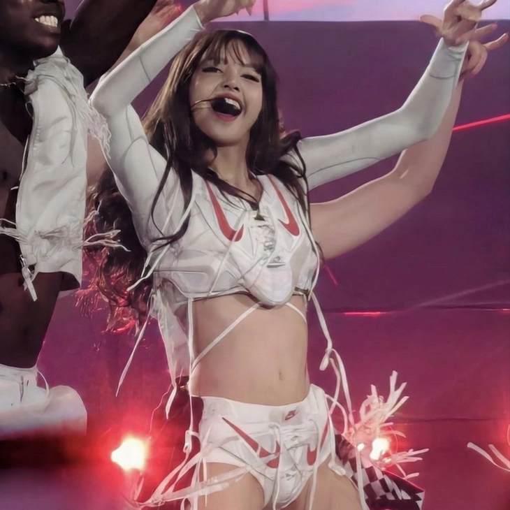 리사, 나이키 파트너십 발표 후 홍콩서 첫 커스텀 룩 공개