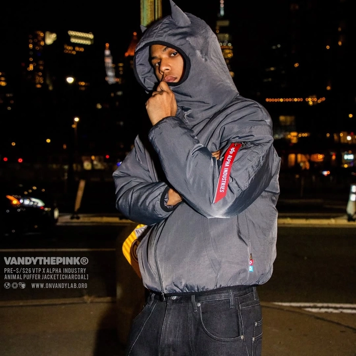 반디더핑크와 알파 인더스트리의 SS26 협업 컬렉션