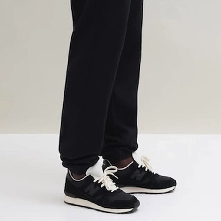 자운드와 뉴발란스의 새로운 협업 스니커 출시 소식