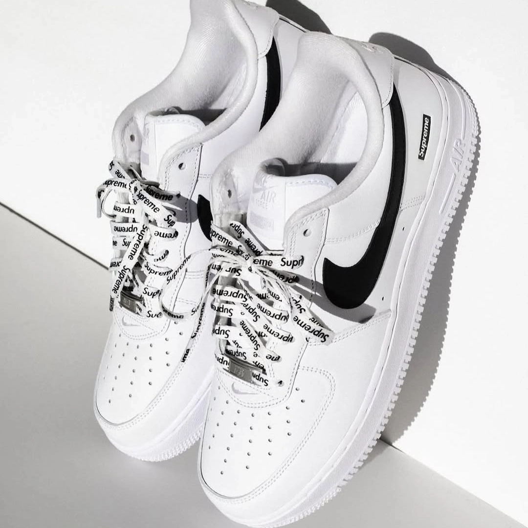 슈프림 x 나이키 에어 포스 1 로우 화이트 블랙 CU9225-102