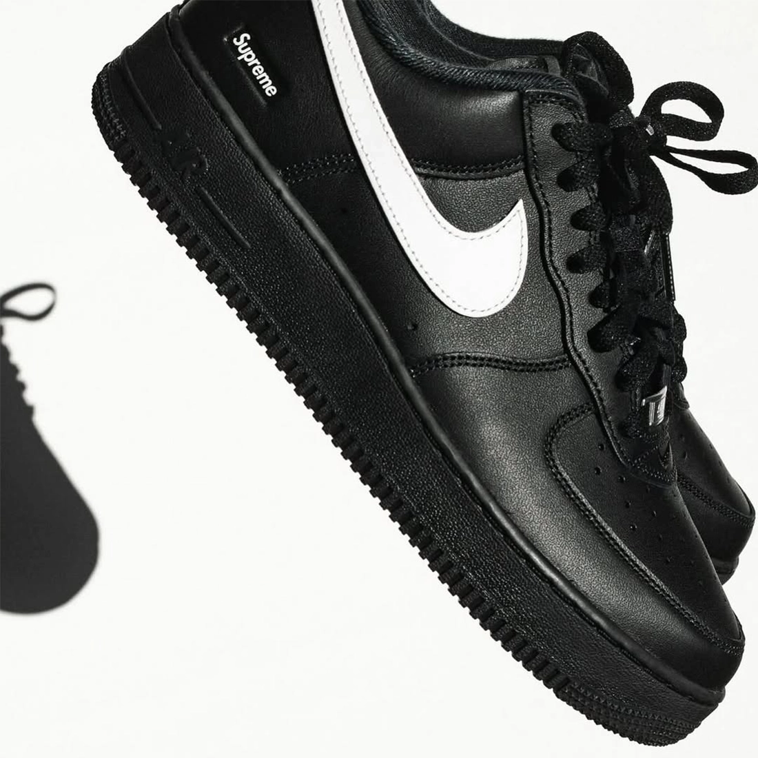 슈프림 x 나이키 에어 포스 1 로우 블랙 화이트 CU9225-002