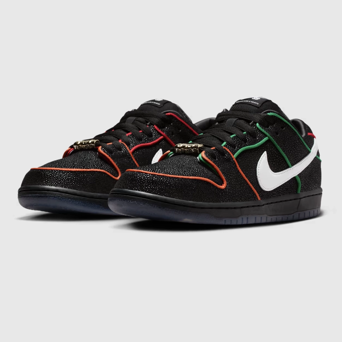 브롱크스 걸즈 스케이트 x 나이키 SB 덩크 로우 블랙 앤 챌린지 레드 HV1664-001