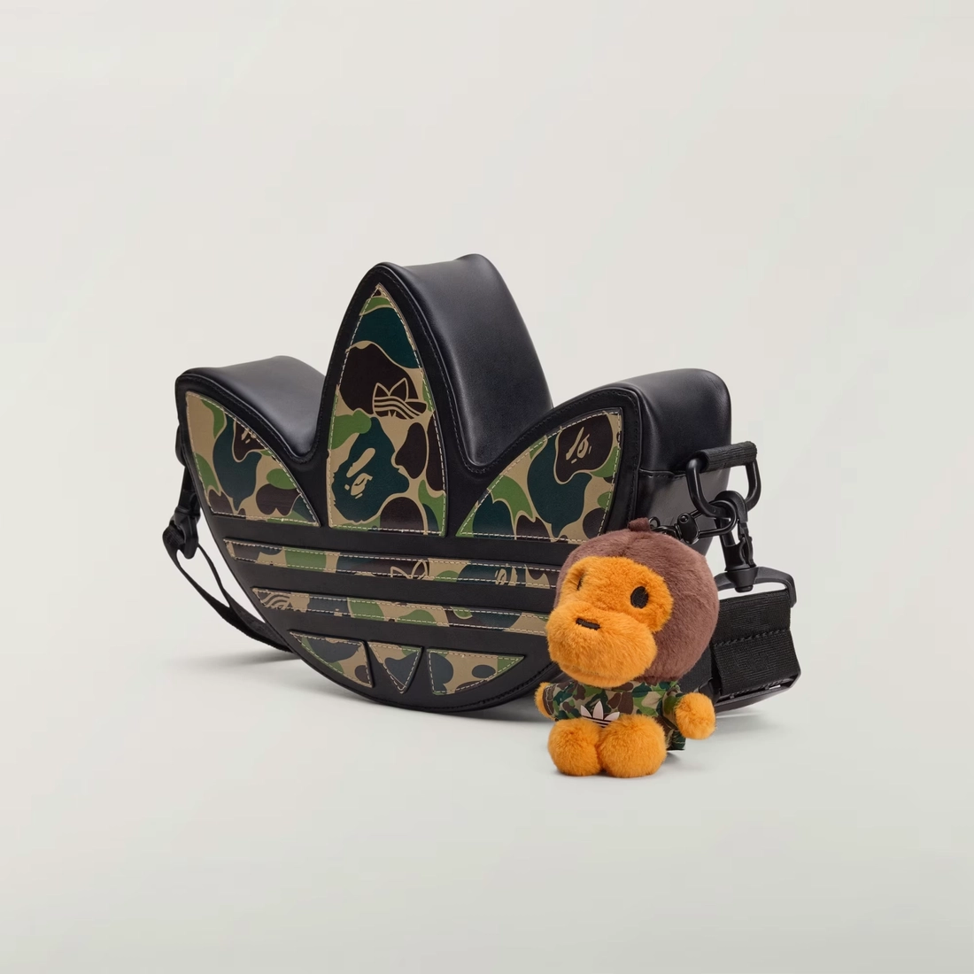 베이프 x 아디다스 트레포일 숄더 백 KF4921