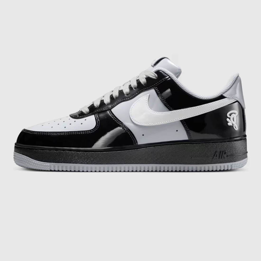 센트럴씨 x 시나 x 나이키 에어 포스 1 '07 로우 블랙 앤 라이트 스모크 그레이 IO9974-010