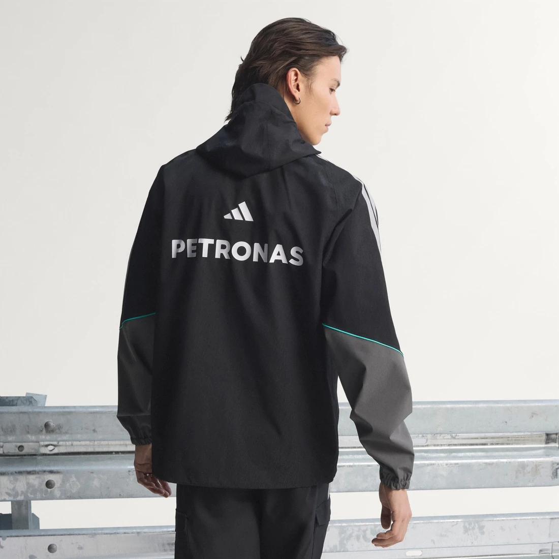 아디다스 MERCEDES - AMG PETRONAS FORMULA 1 TEAM 메카닉스 레인 재킷 KE5475