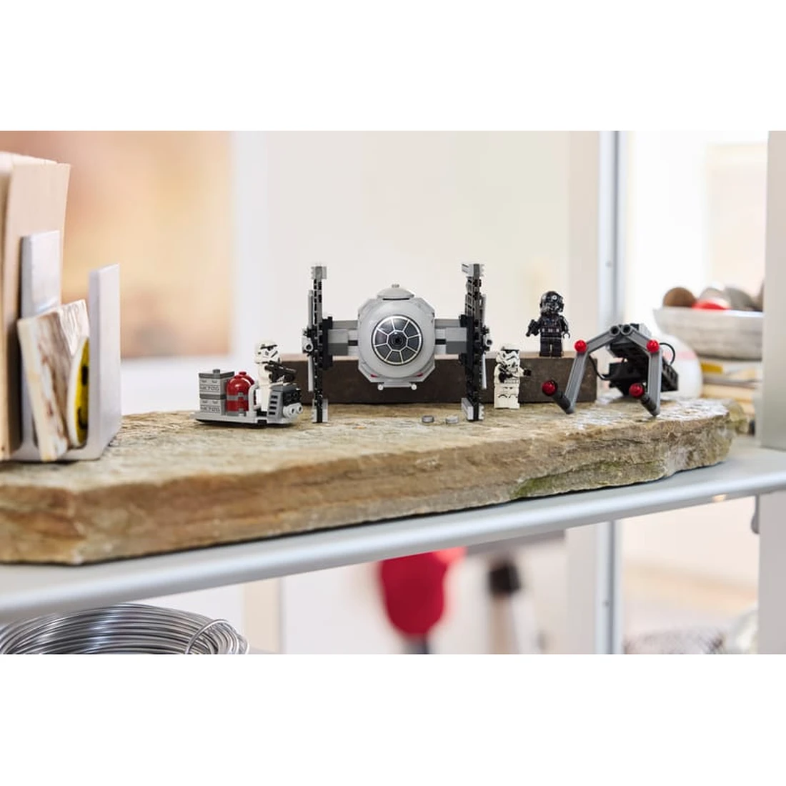 레고 타이 파이터™와 제국군 격납고 거치대 40771